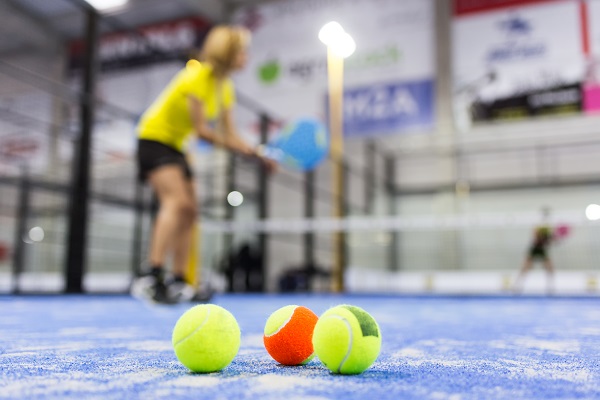 Si scende in campo per giocare a padel!