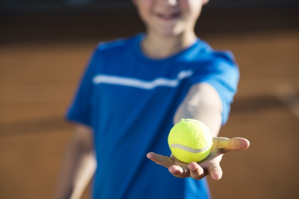 Bambino gioca a padel.