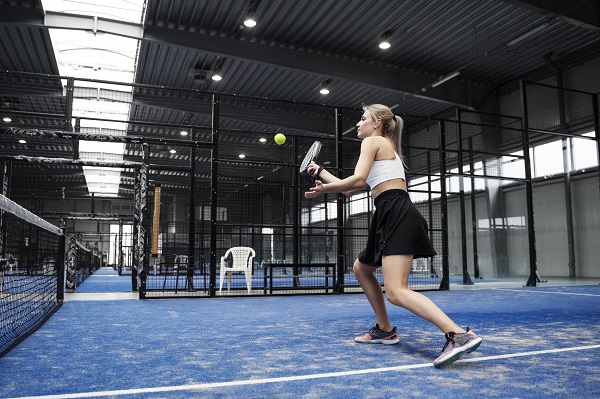 Giocatrice di padel in azione.
