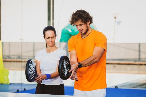 Coach di padel con una sua atleta.