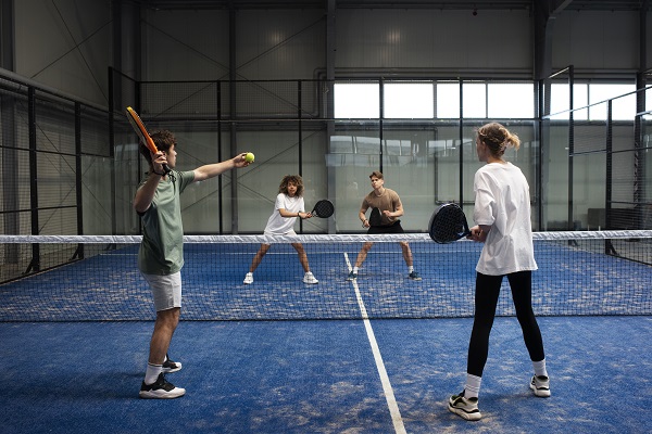 Migliorare il servizio nel padel Servizio durante una partita di padel.