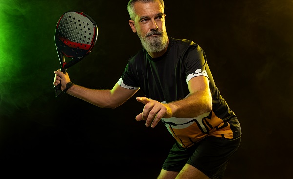 Psicologia ne padel La concentrazione di un giocatore di padel.